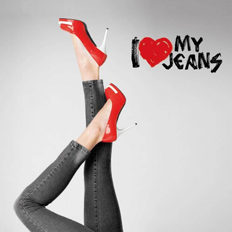 Las piernas de una mujer vestida con vaqueros y zapatos rojos, y la leyenda "I love my jeans" imagen de publicidad exterior de kellogg's Special K