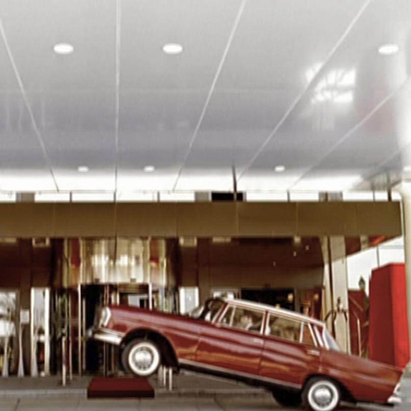 Un coche rojo con su parte delantera suspendida en el aire. Imagen de una campaña de Kellogg's Special K