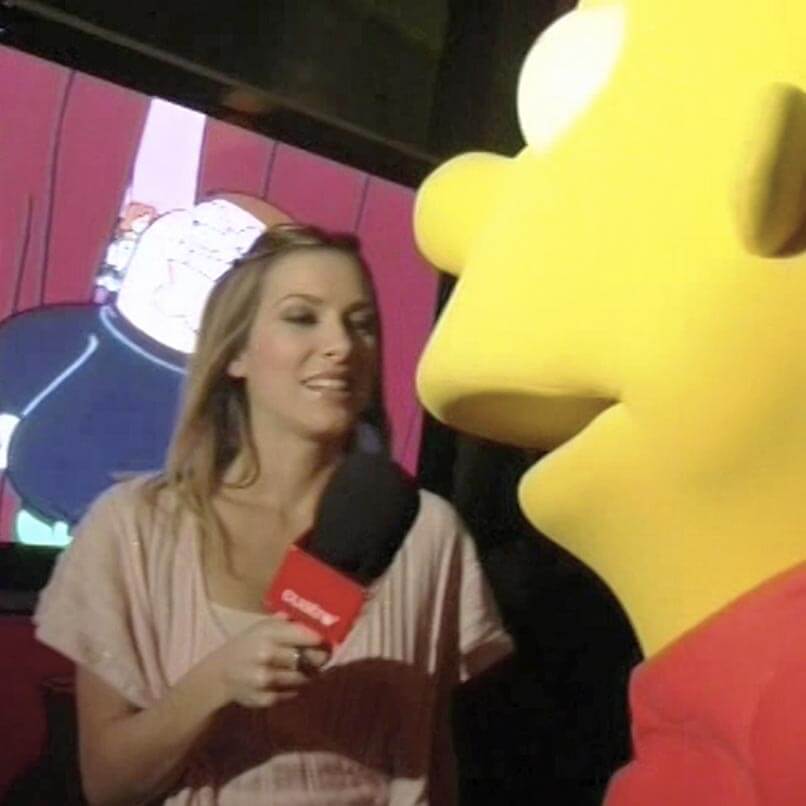 Una periodista de Cuatro entrevista a Bart Simpson durante la inauguración del Bar Fox