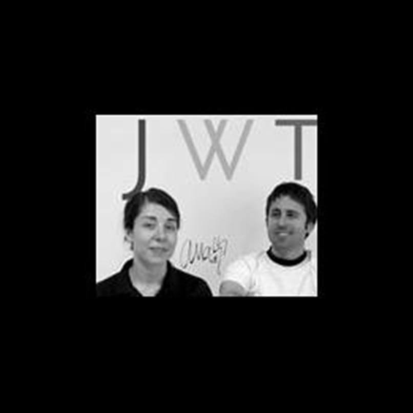 Amabel Minchán y José Luis Alberola con el logo de la agencia de Publicidad J.Walter Thompson
