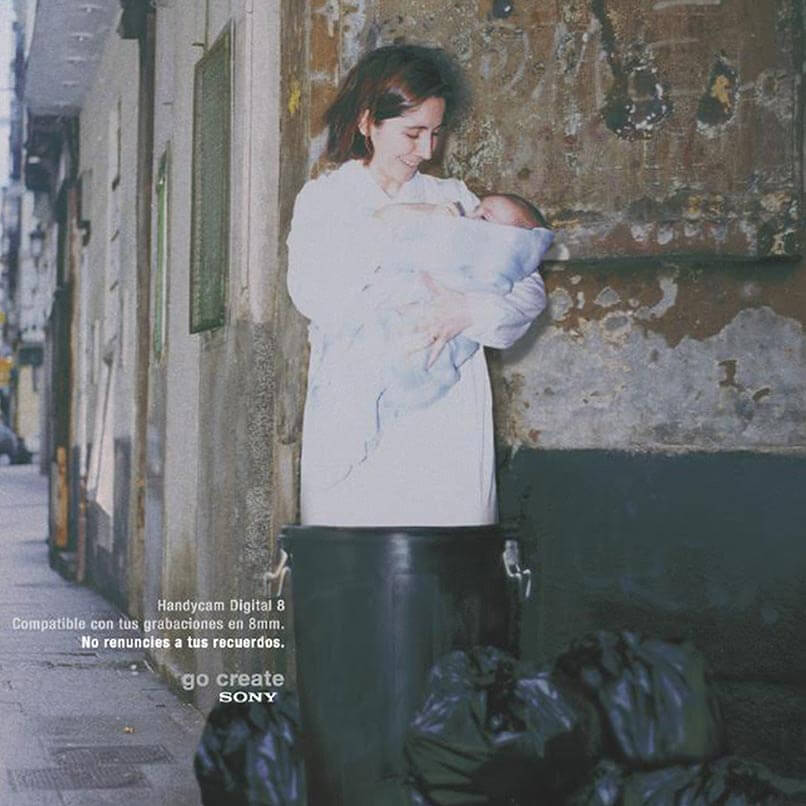 Una mujer sostiene a un bebé dentro de un cubo de basura. Logo de Sony y el texto "Handycam Digital8, Compatible con tus grabaciones en 8mm. No renuncies a tus recuerdos"