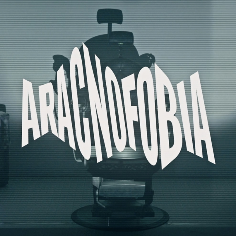Plano final de la pieza promocional del lanzamiento de la agencia de publiicdad Aracnofobia, en el que se ve el logo sobreimpresionado sobre la imagen de lo que parece una silla donde se tortura.