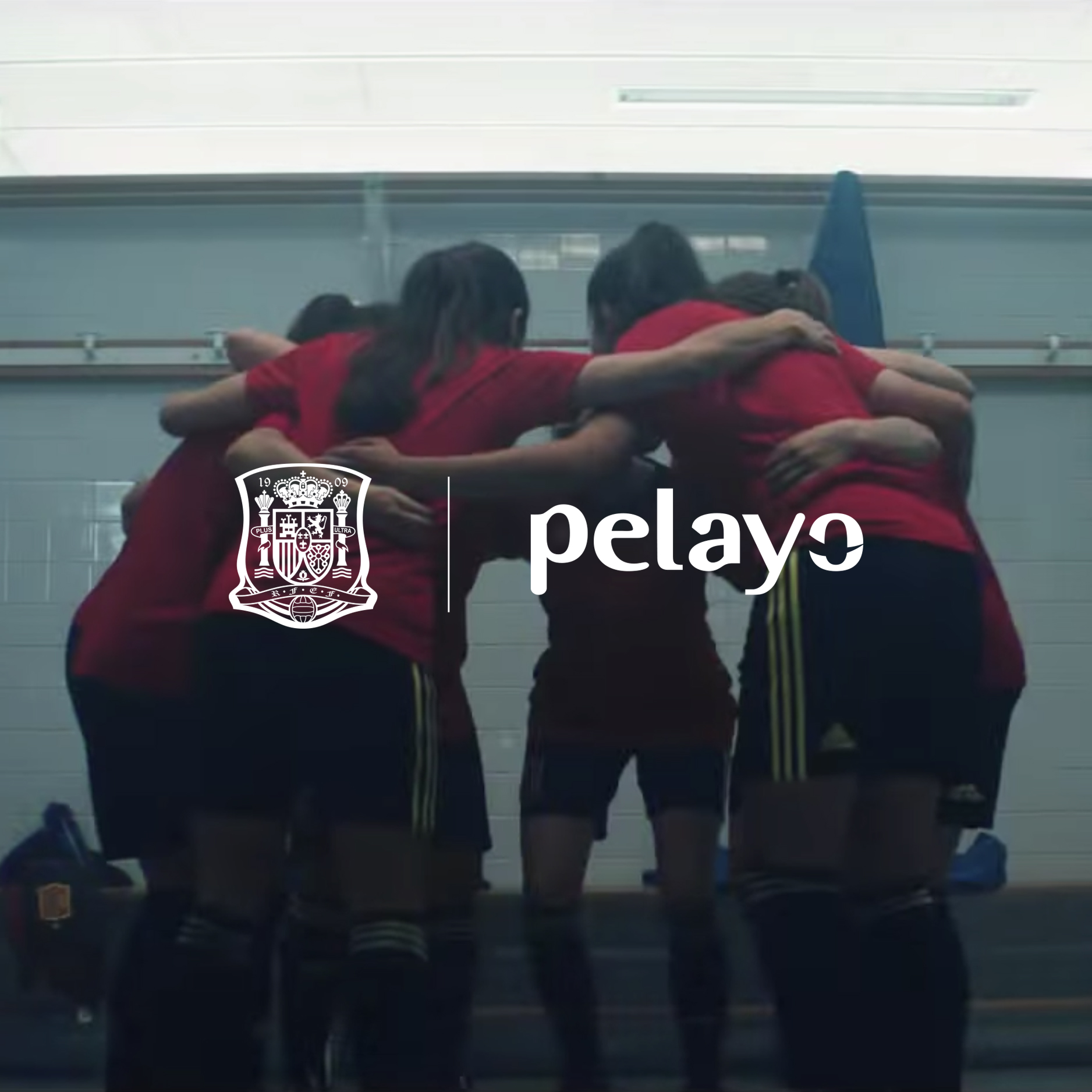 Jugadoras de la Selección Femenina de Fútbol conjurándose abrazadas antes de un partido. En sobreimpresión el logo de Pelayo y el escudo de la selección