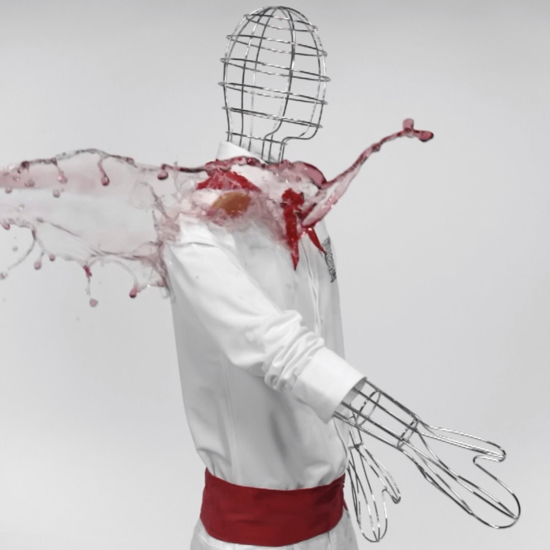 Un chorro de vino resbala sobre el traje especial de pamplonica que repele líquidos diseñado por Aracnofobia