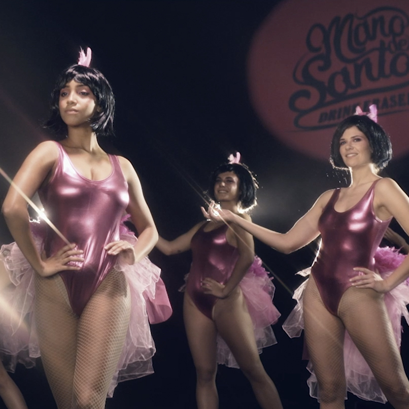 Bailarinas representando a las burbujas de Mano de Santo en un momento de la coreografía de la pieza de navidad creada para la marca por Aracnofobia.
