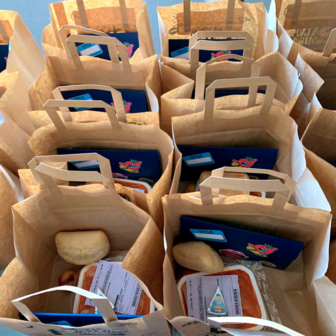 Bolsas de Los Salvacomidas con menús saludables listas para ser repartidas a niños en situación vulnerablw