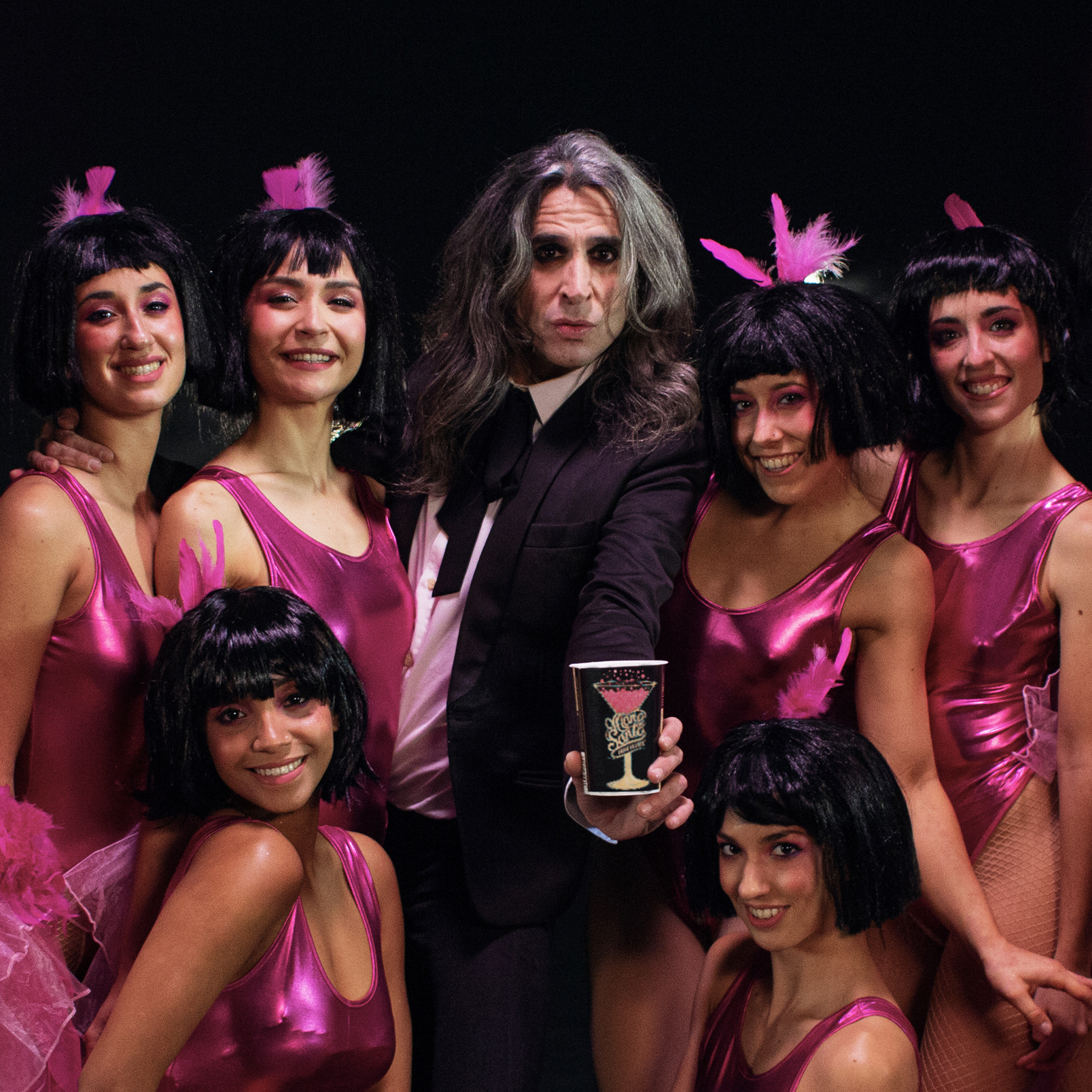 Mario Vaquerizo sostiene un envase de Mano de Santo rodeado por las bailarinas que representan las burbujas del producto.