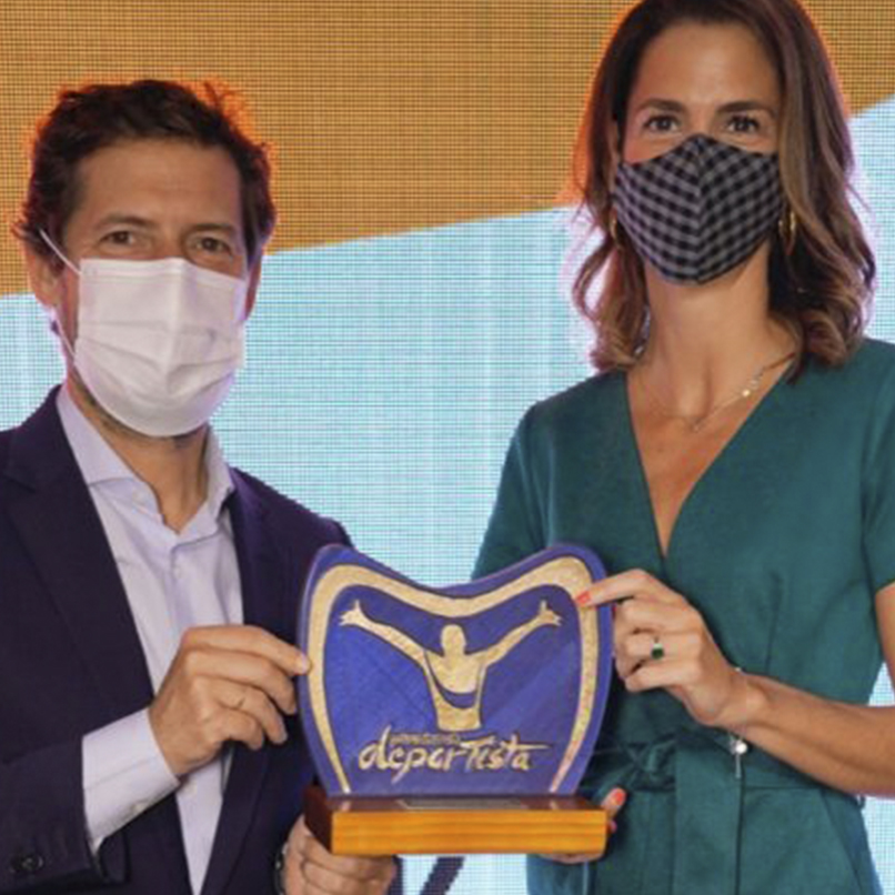 Emma Ruíz de Azcárate y Jaime Delgado, de Pelayo Seguros, sostienen el "Premio Mujer y Deporte"